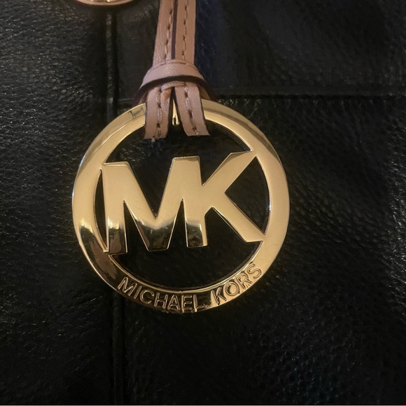 Michael Kors Jet Set Black Leather with Gold tone hardware Logo Charm - Picture 3 of 8